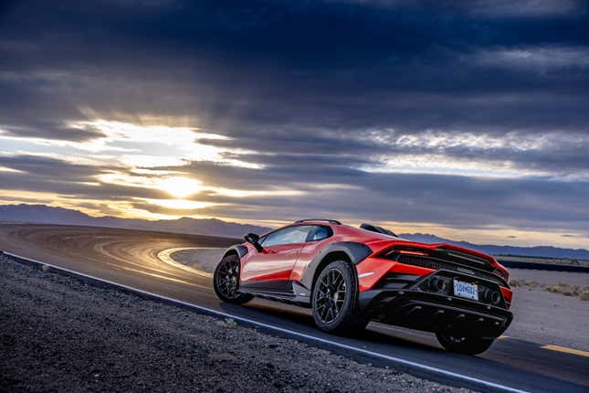 La vista trasera de tres cuartos del Lamborghini Huracan Sterrato 2024 en una pista